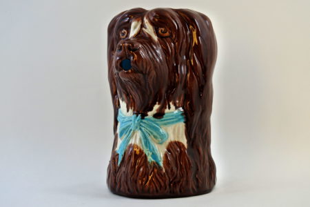 Brocca in ceramica barbotine a forma di cane con fiocco azzurro