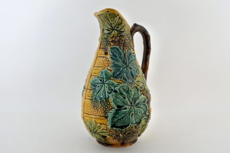 Brocca in ceramica barbotine con uva