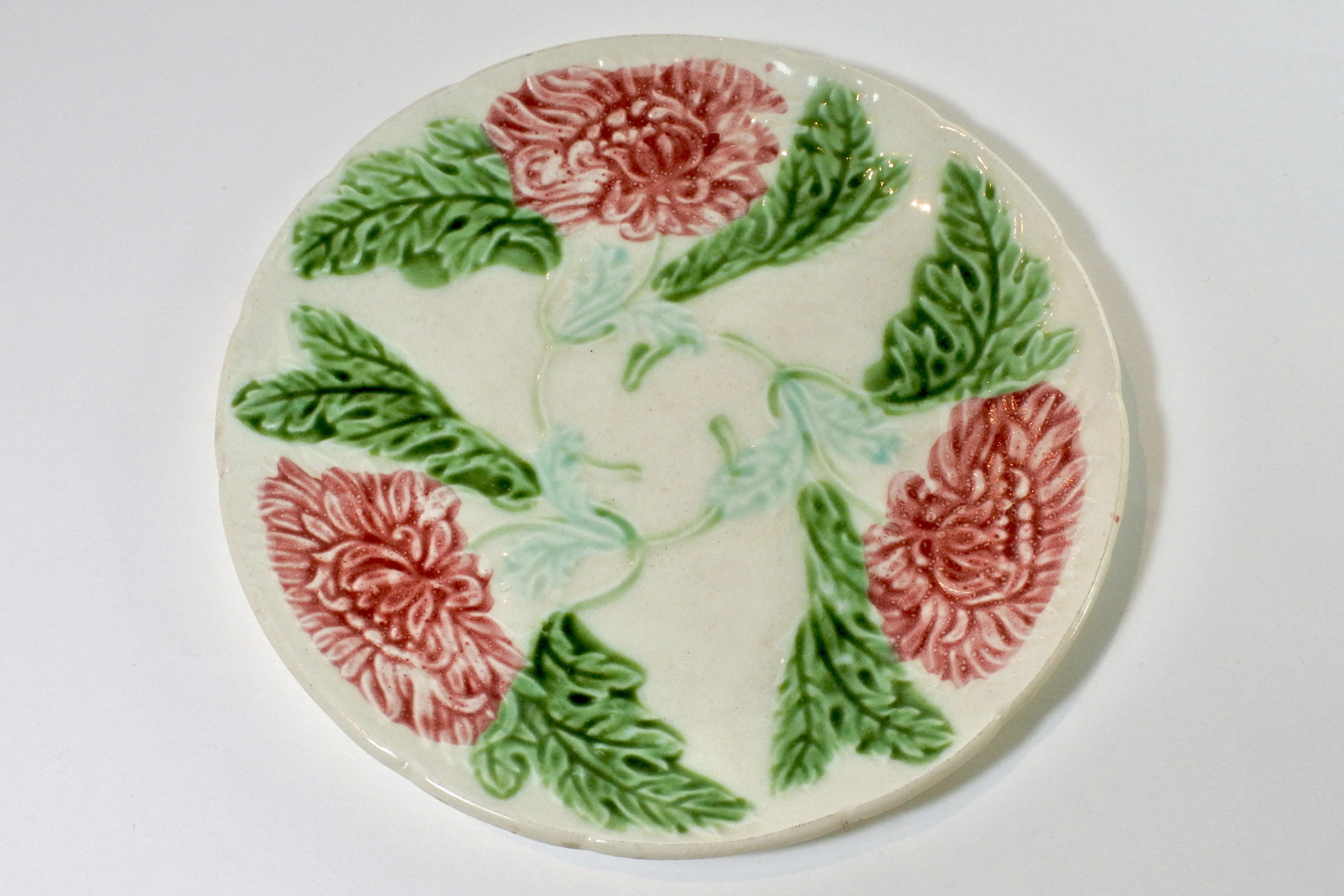 Piatto in ceramica barbotine con dalie