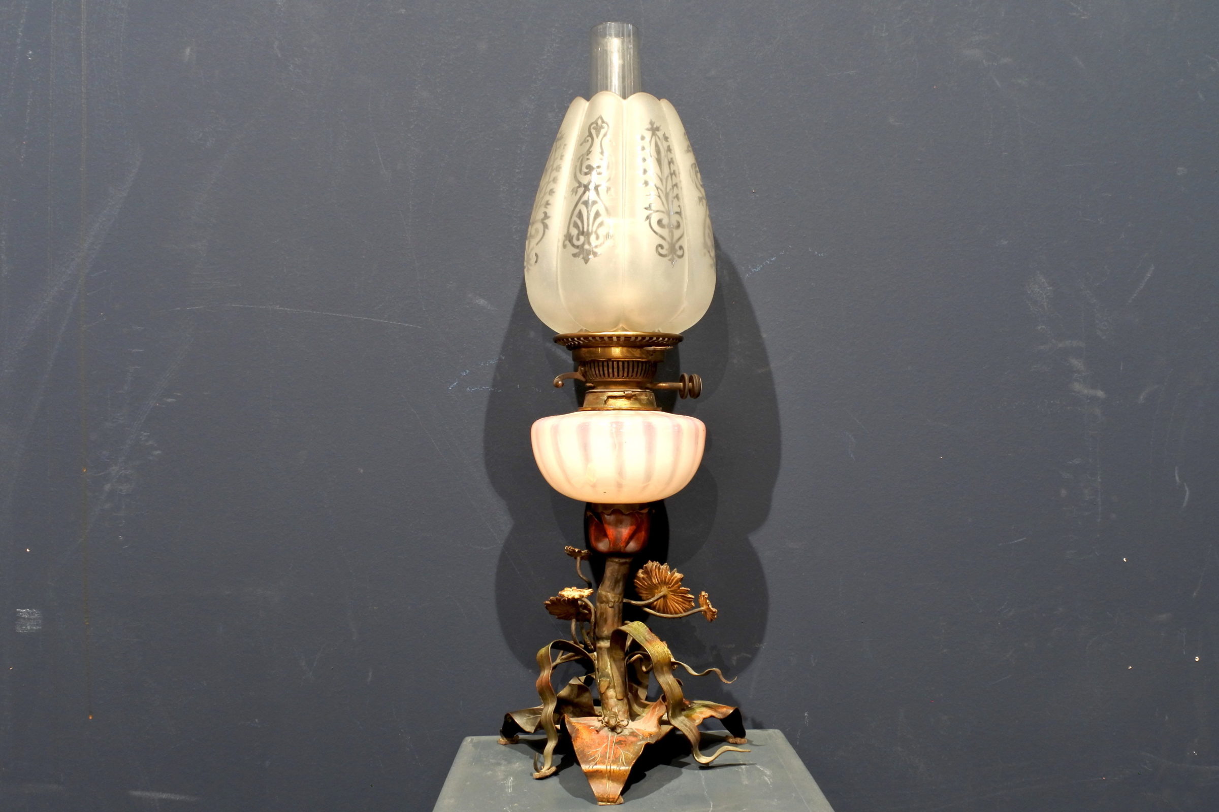 Lume a petrolio in metallo dipinto e vetro opaline - 3