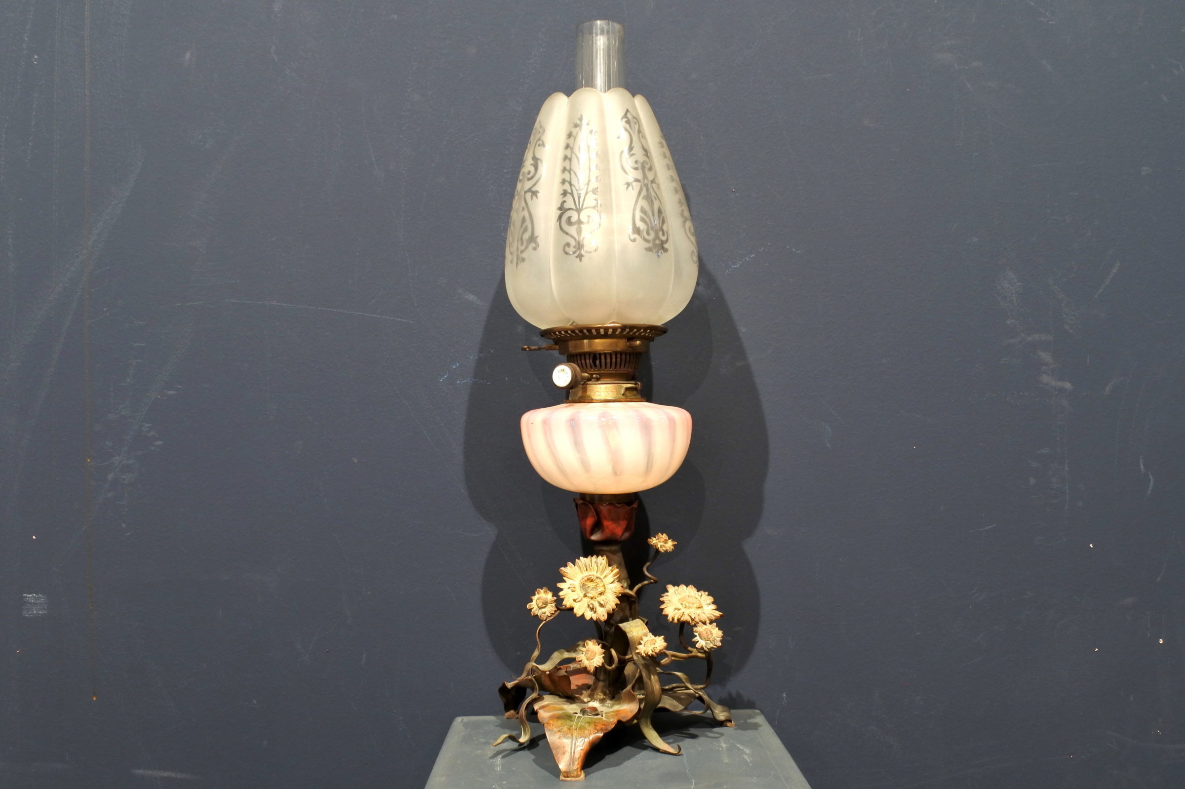 Lume a petrolio in metallo dipinto e vetro opaline