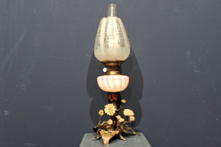 Lume a petrolio in metallo dipinto e vetro opaline