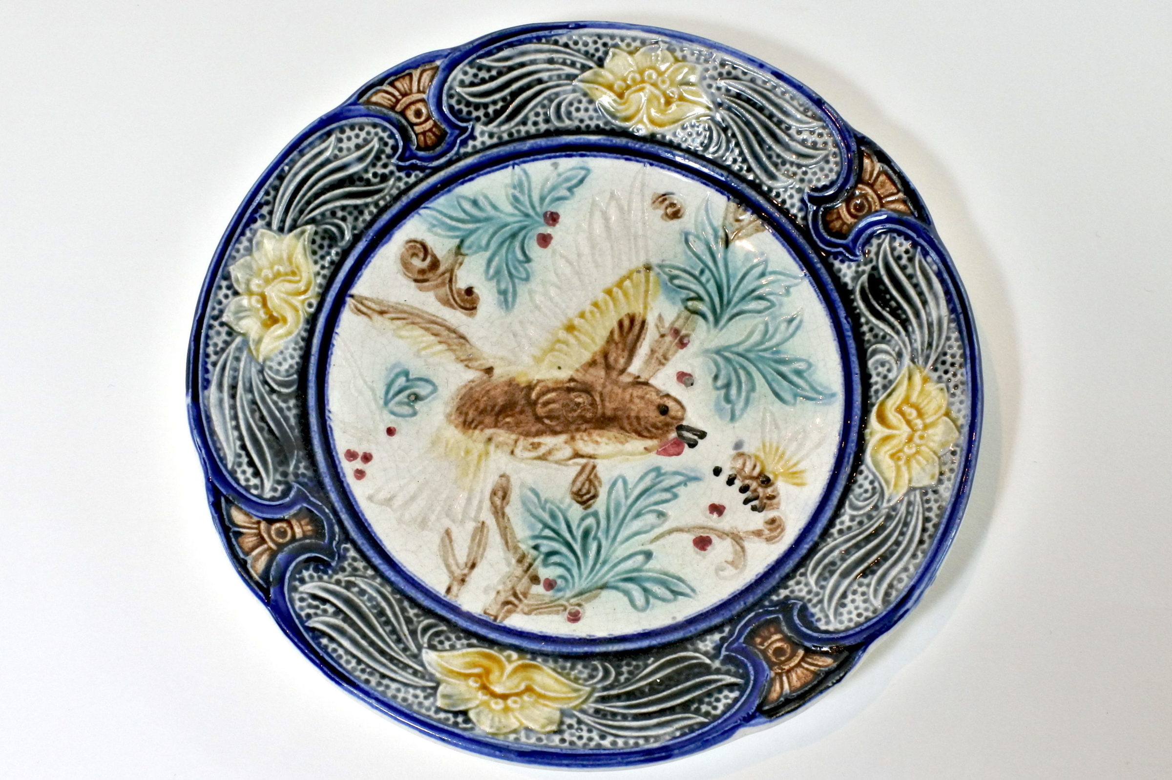 Piatto in ceramica barbotine con uccellino