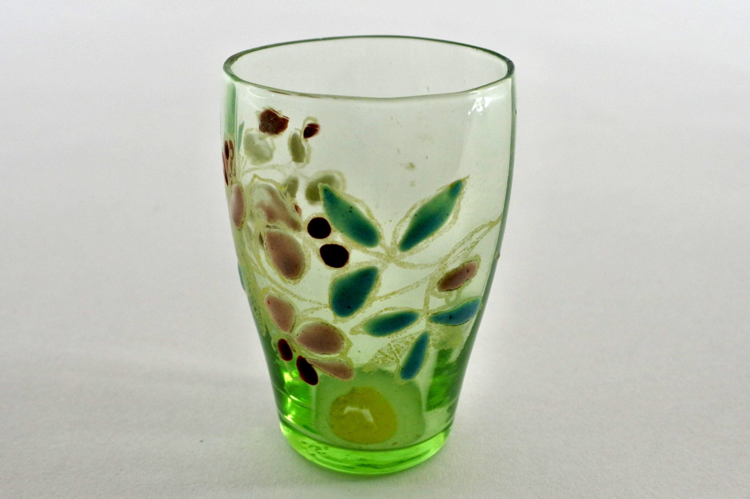 Bicchierino in vetro verde soffiato e smalti - 2