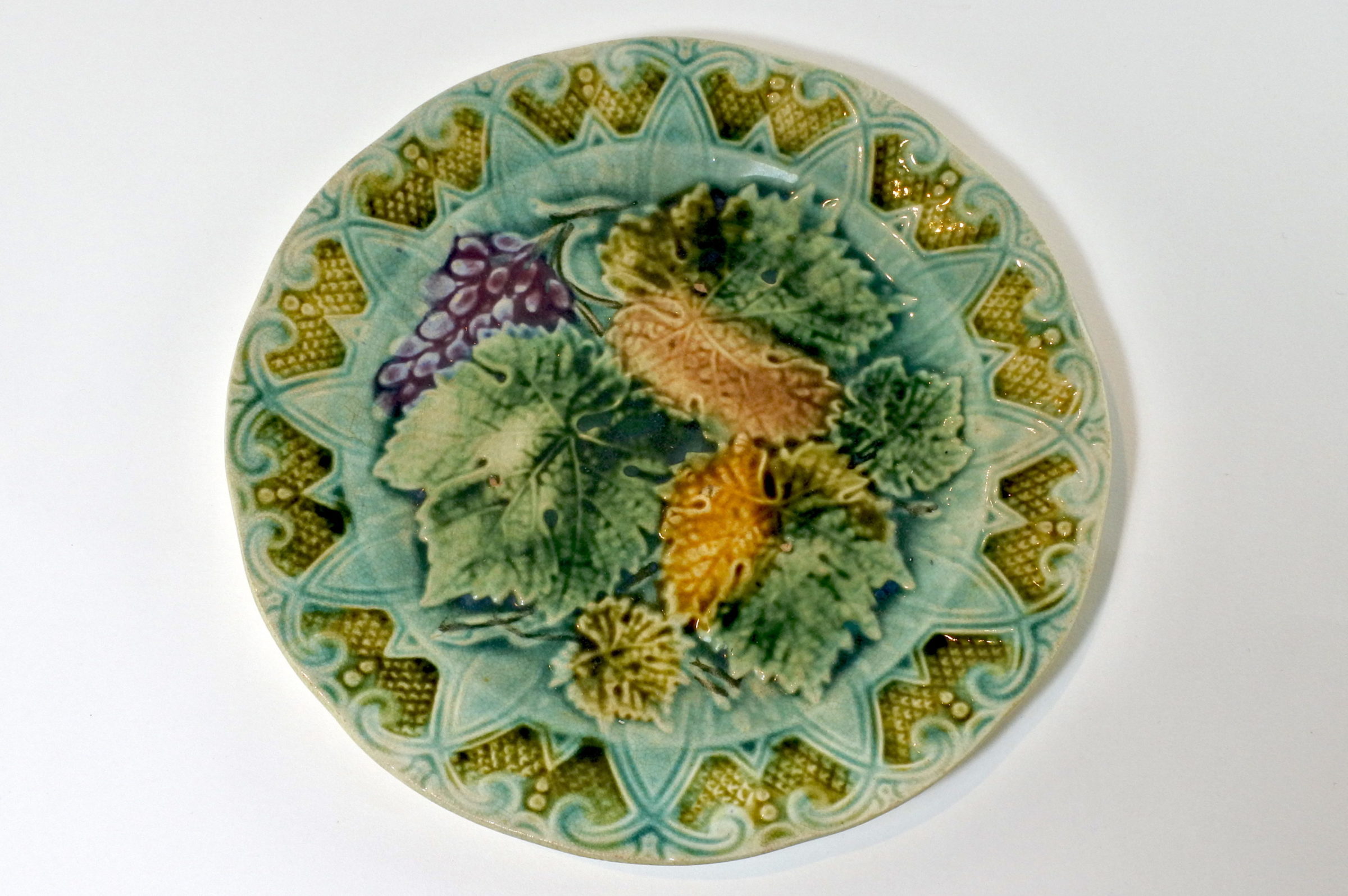 Piatto in ceramica barbotine con uva - Sarreguemines - Diametro 21,2 cm