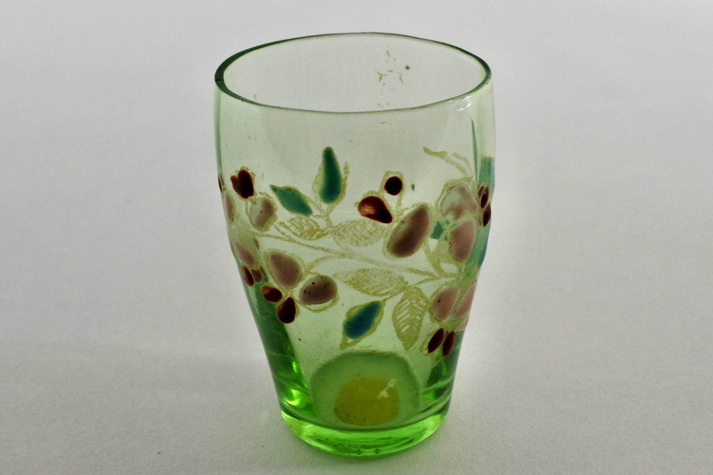Bicchierino in vetro verde soffiato e smalti