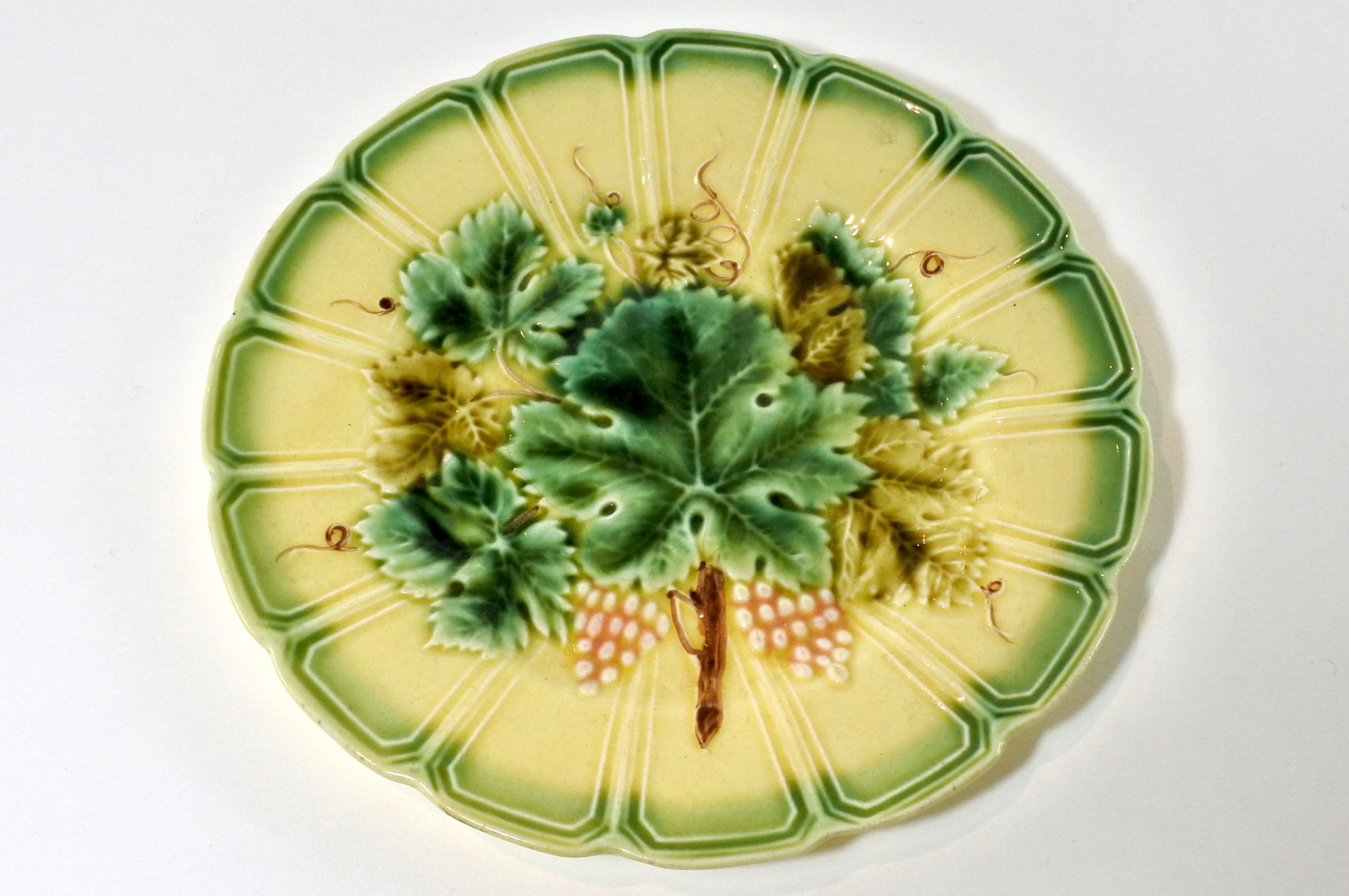 Piatto in ceramica barbotine con uva - Sarreguemines - Diametro 19,3 cm