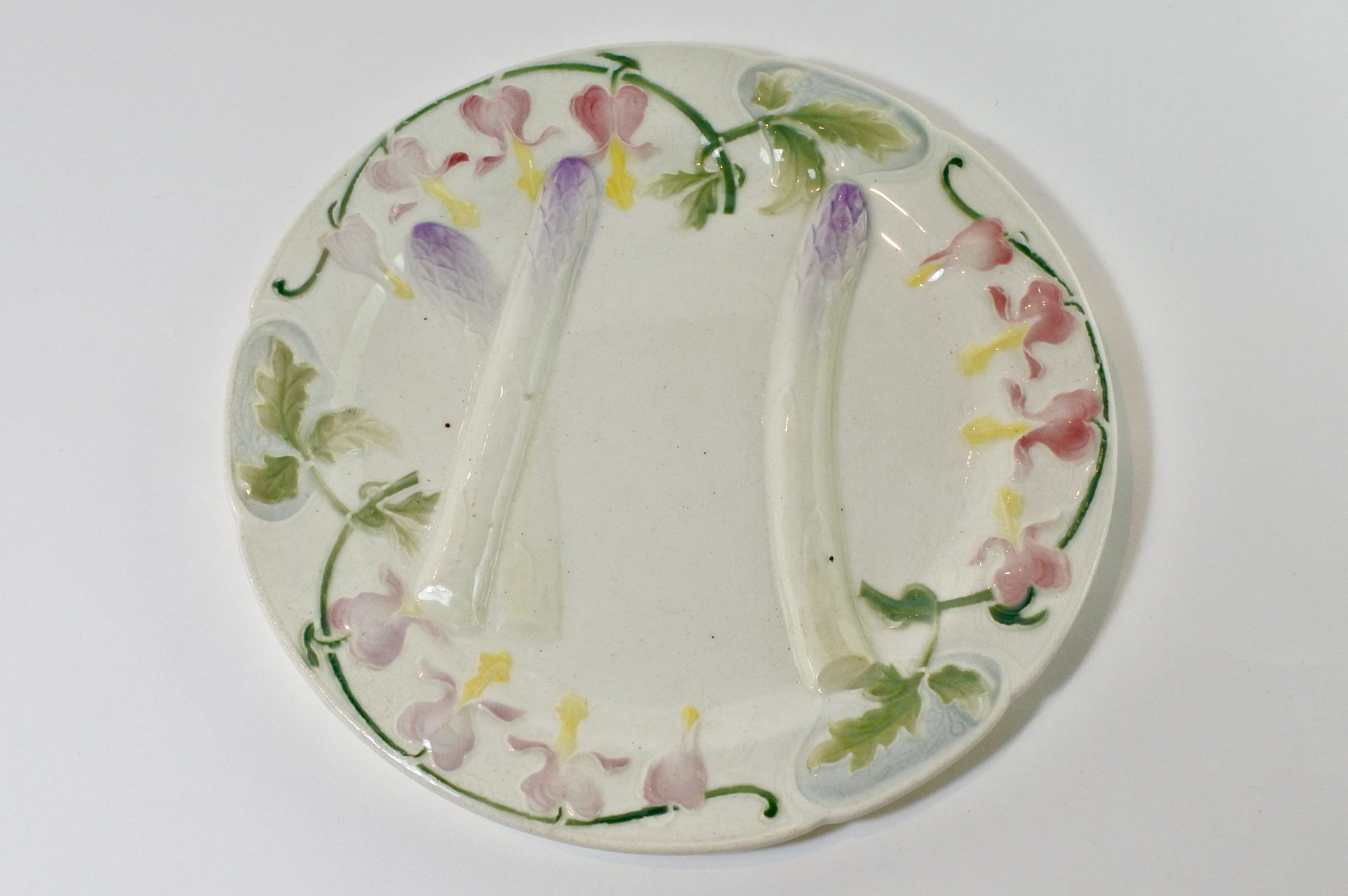 Piatto in ceramica barbotine per asparagi - Saint Clément - fondo bianco