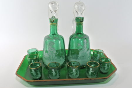 Servizio da liquore in vetro soffiato e smalti con decoro Mary Gregory