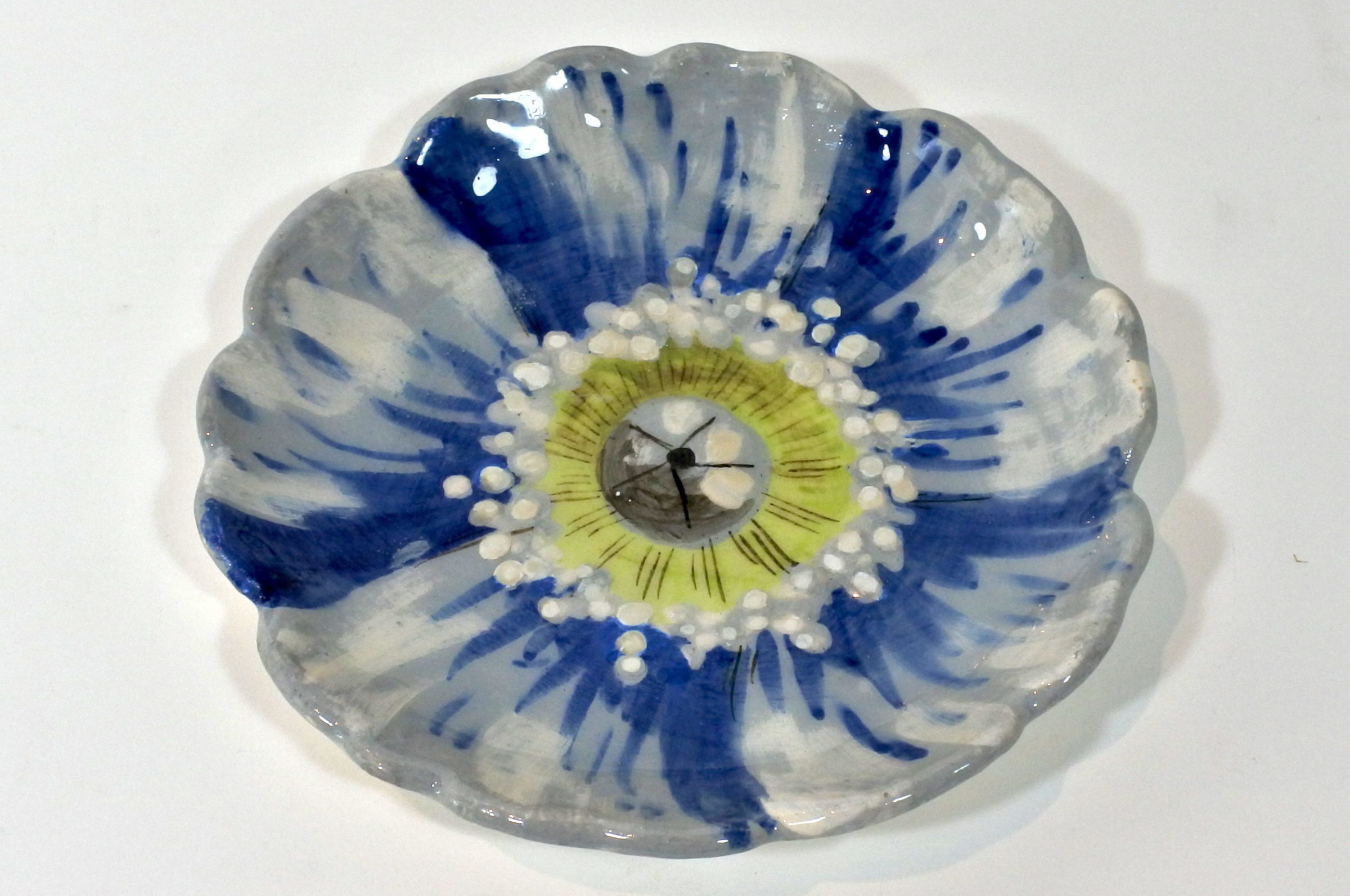 Piatto Massier in ceramica barbotine rappresentante un anemone blu