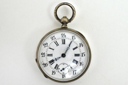 Orologio da tasca in argento con carica a chiavetta e movimento dorato inciso