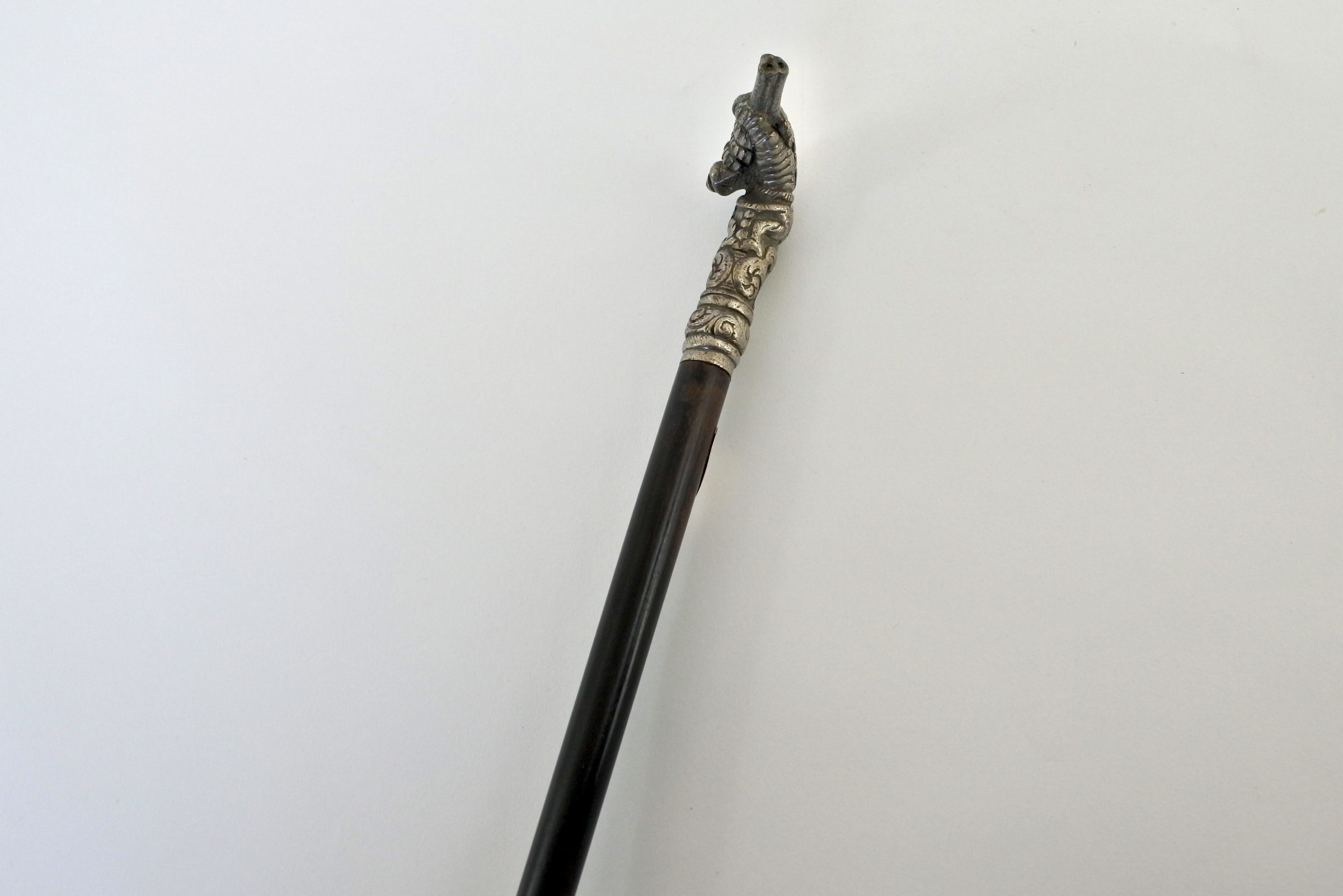 Bastone con impugnatura in metallo argentato a forma di mano con pistola - 2
