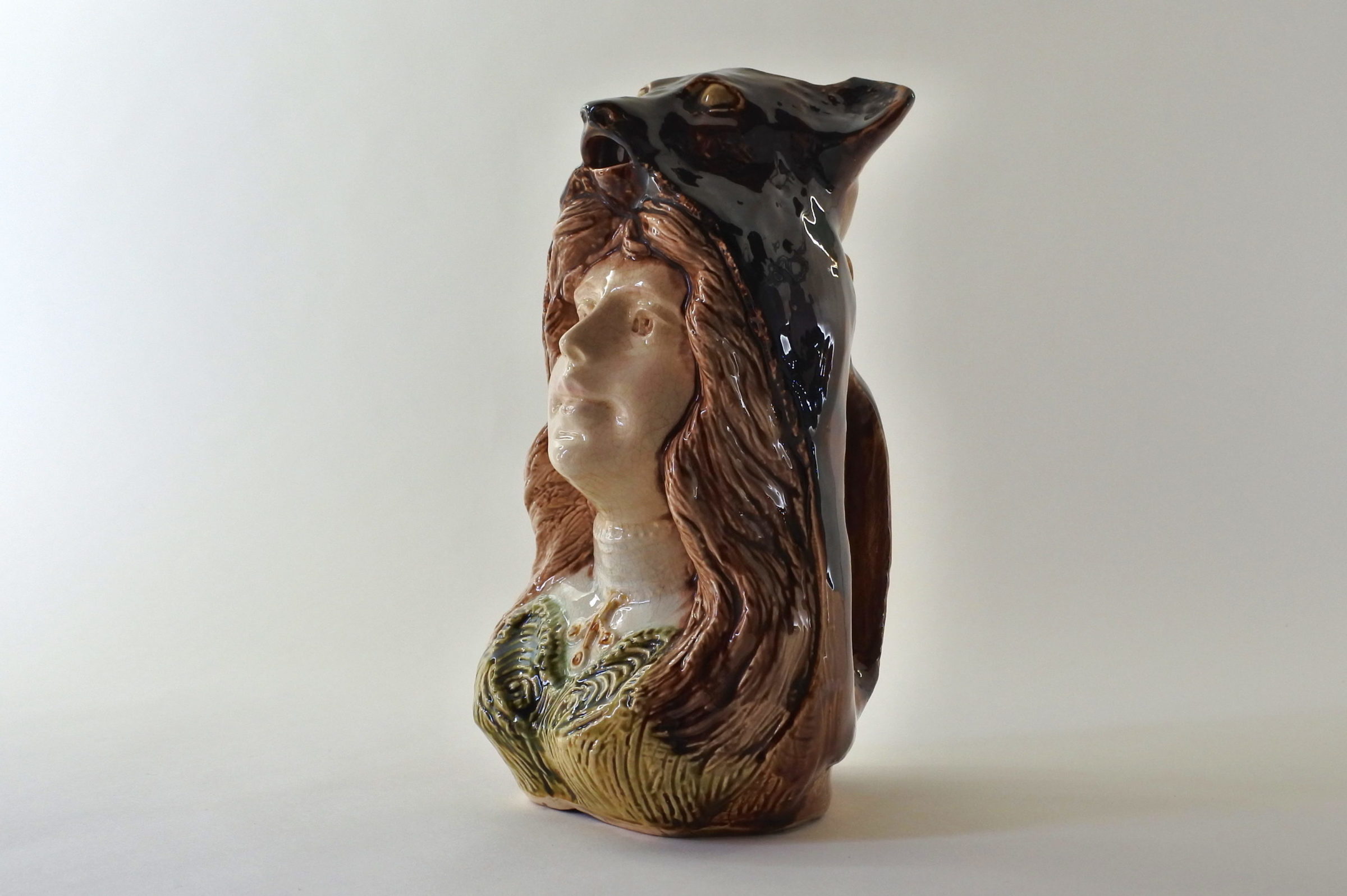 Brocca allegorica in ceramica barbotine - Marianne