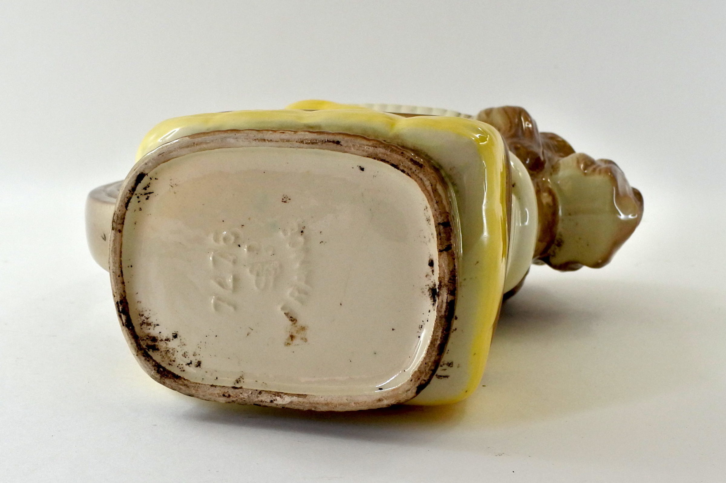 Brocca in ceramica barbotine a forma di cane che esce dal cestino - 6