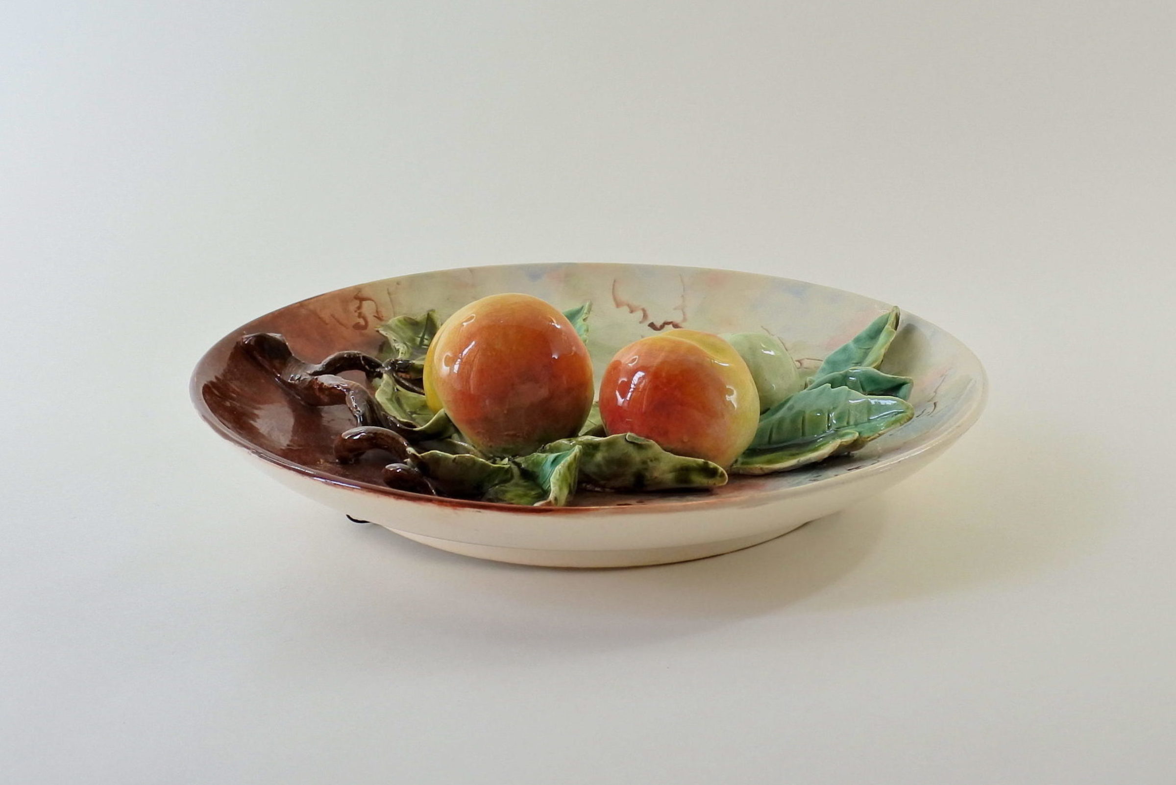Piatto in ceramica barbotine con ramo di mele e foglie in rilievo - 2