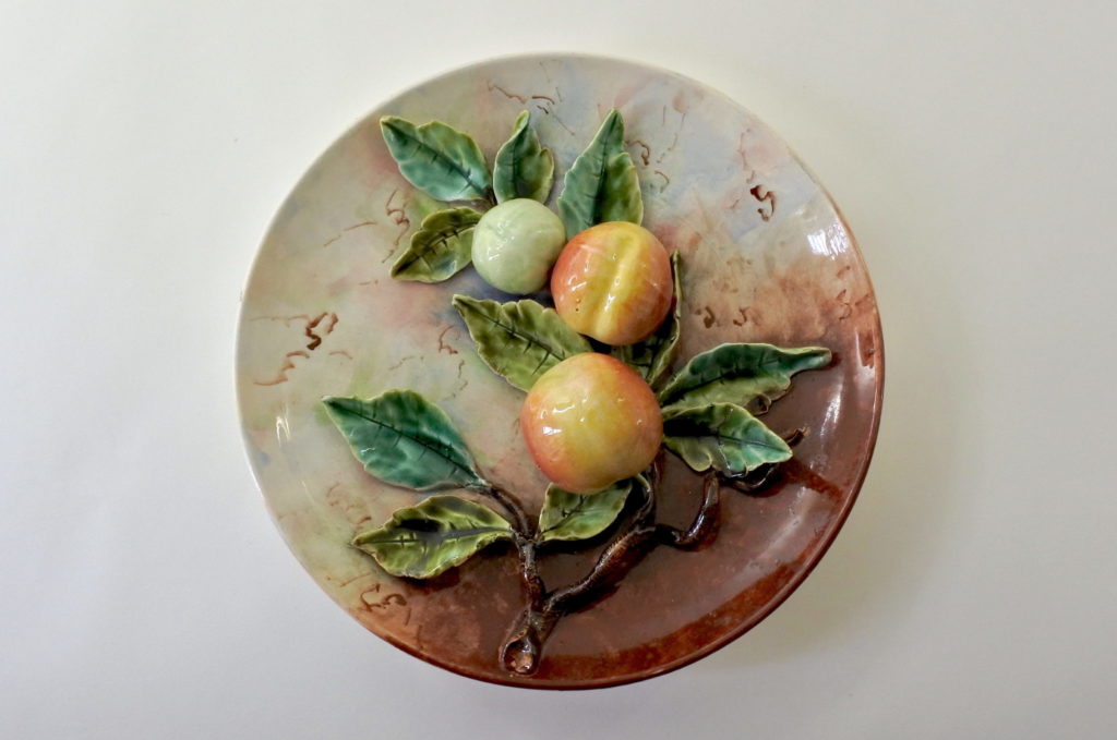Piatto in ceramica barbotine con ramo di mele e foglie in rilievo