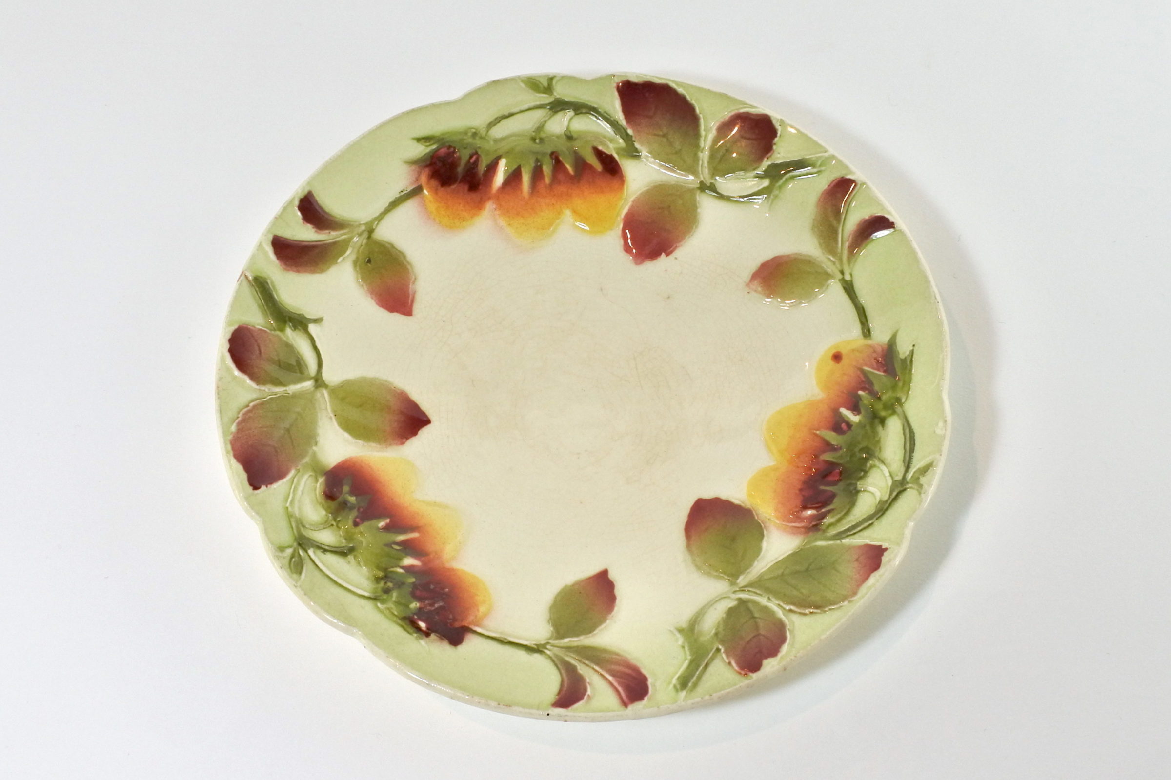 Piatto in ceramica barbotine con fragole
