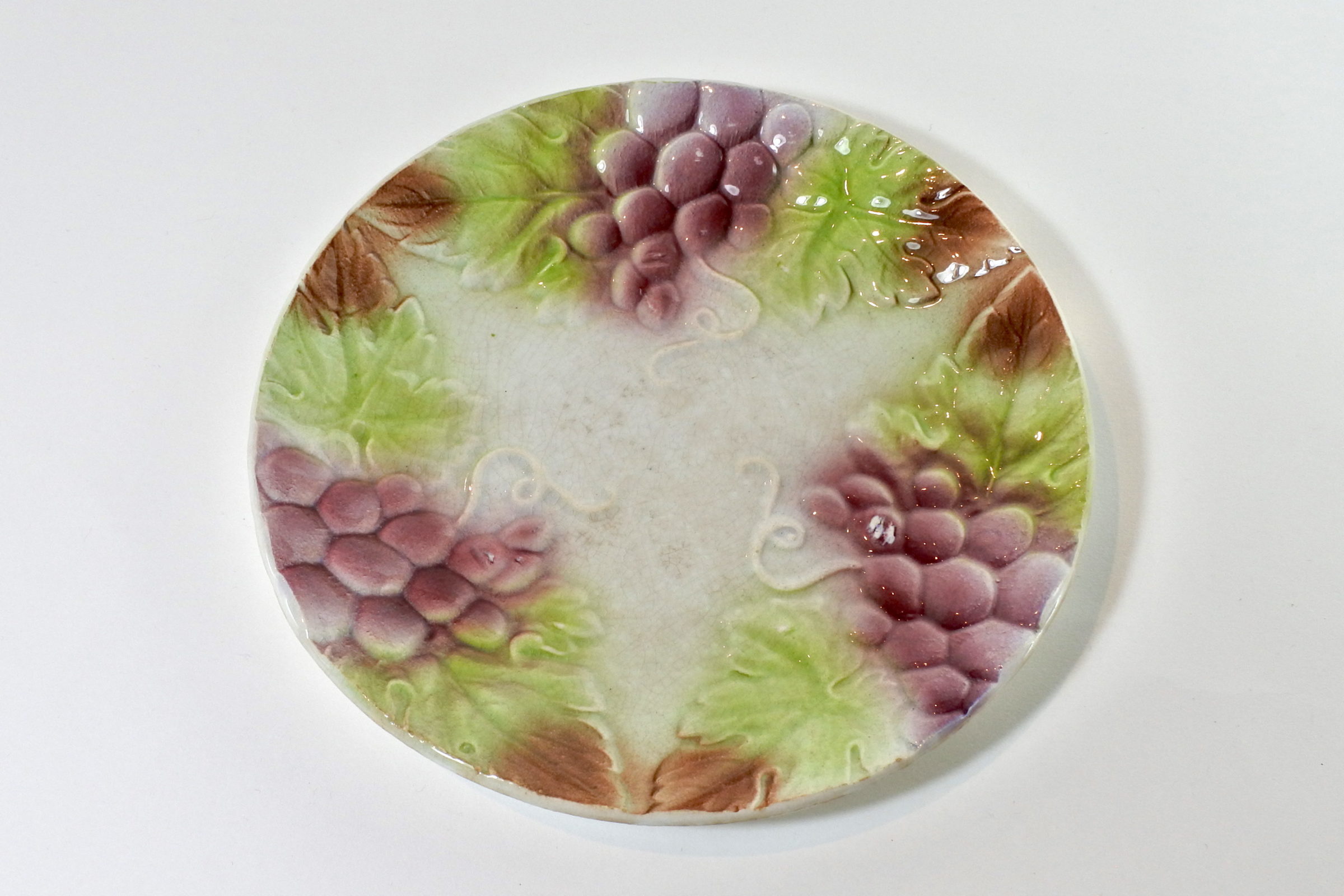Piatto in ceramica barbotine con uva - Sarreguemines