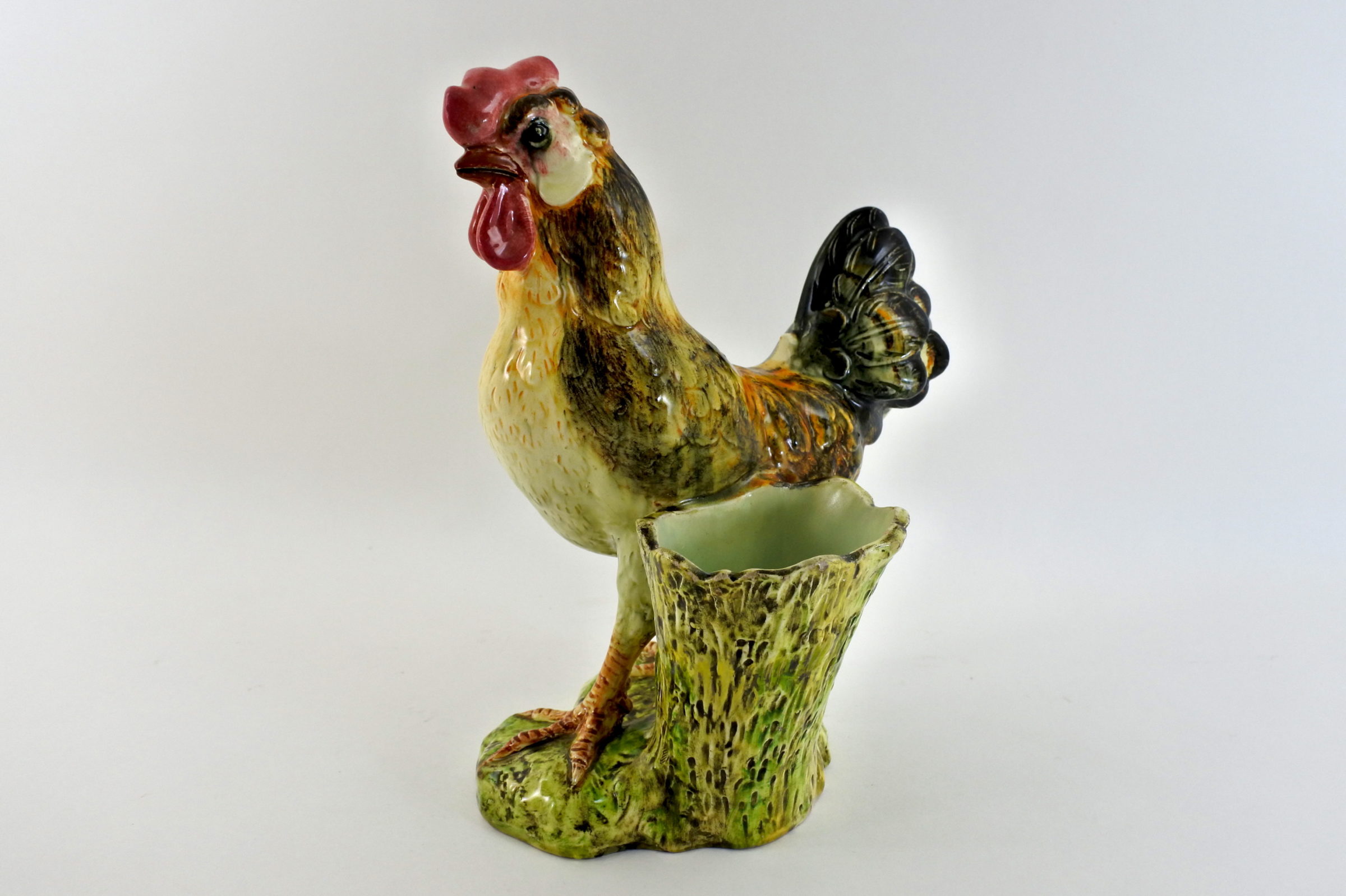 Jardinière Massier in ceramica barbotine a forma di gallina