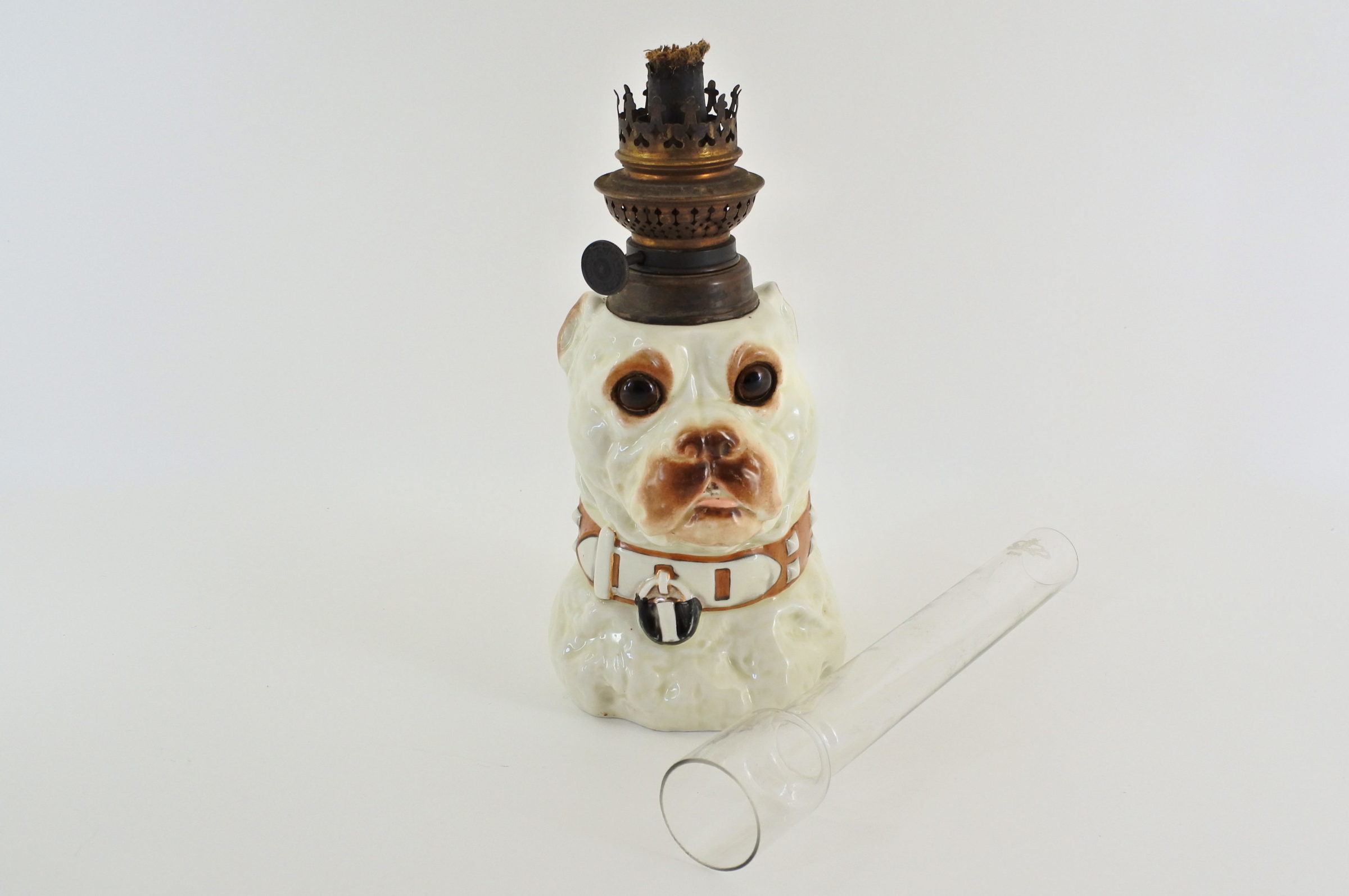 Lume a petrolio in ceramica barbotine a forma di cane bulldog