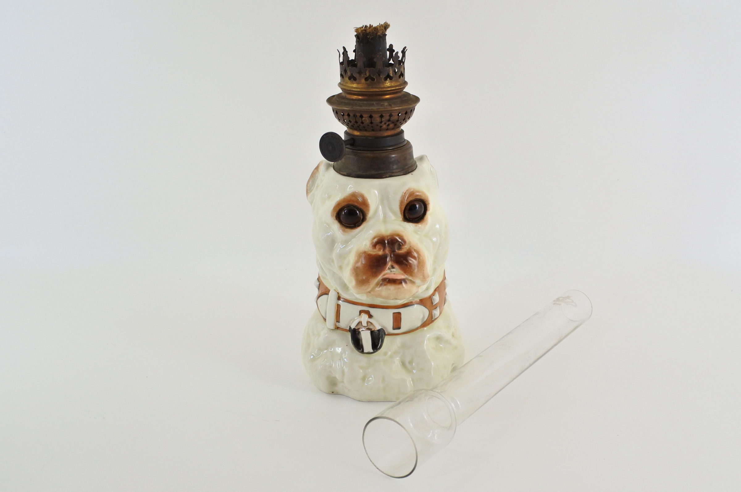 Lume a petrolio in ceramica barbotine a forma di cane bulldog