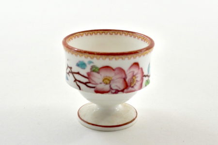 Piccolo portauovo in ceramica bianca con fascia in rilievo