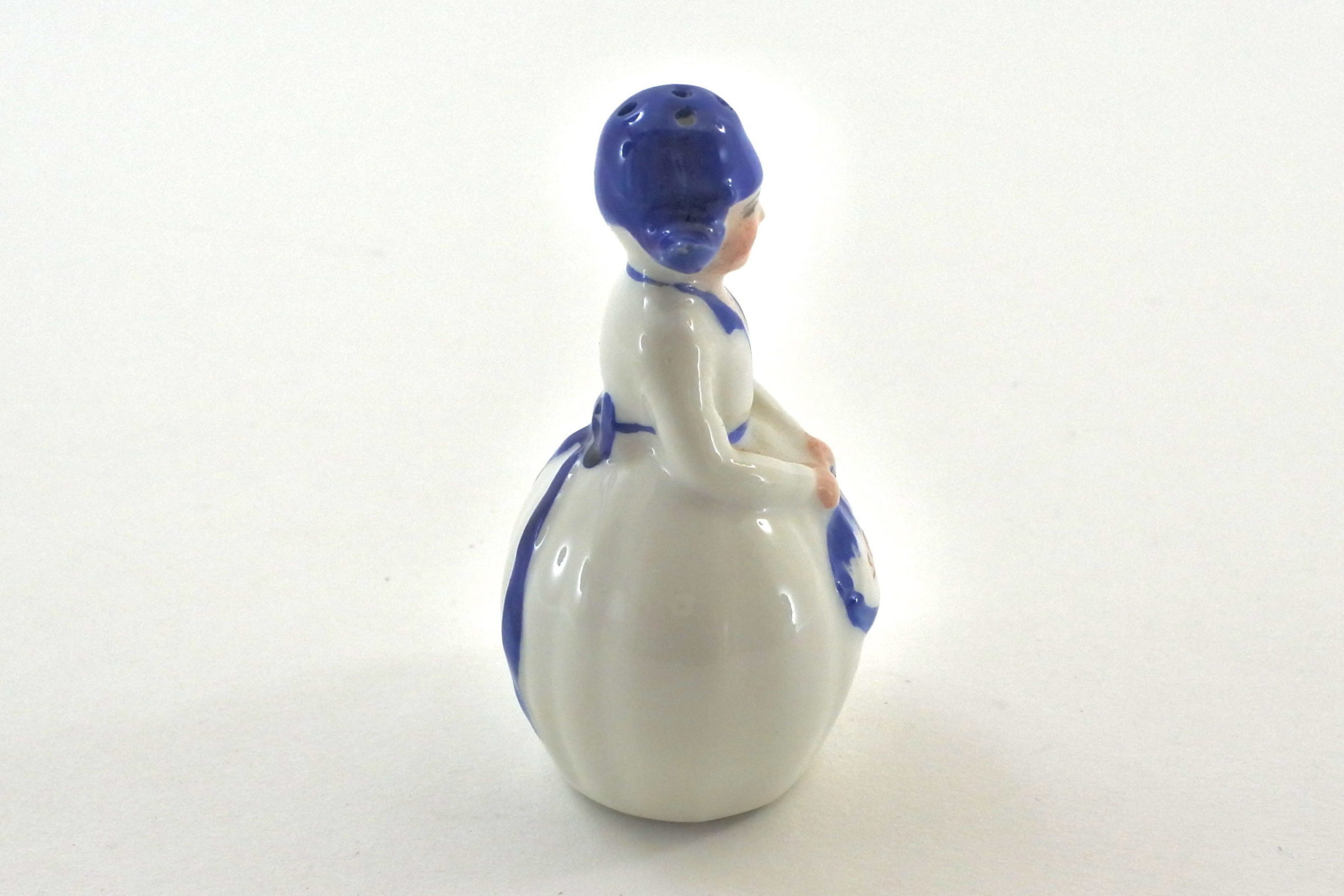 Portasale in ceramica bianca e blu a forma di olandesina - 3