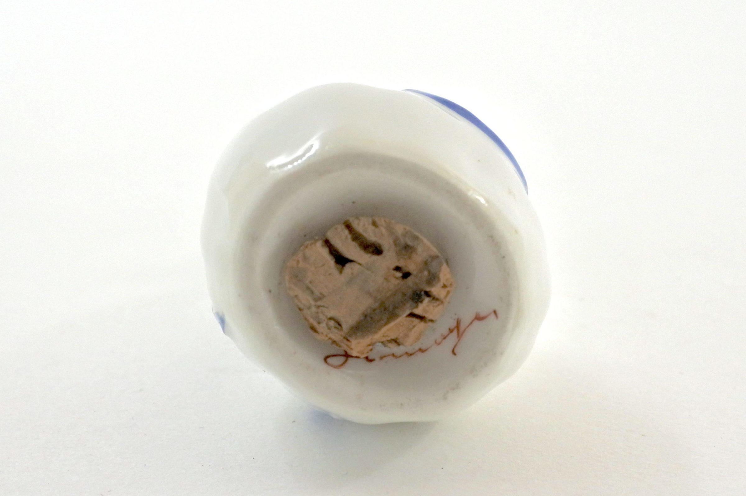 Portasale in ceramica bianca e blu a forma di olandesina - 4