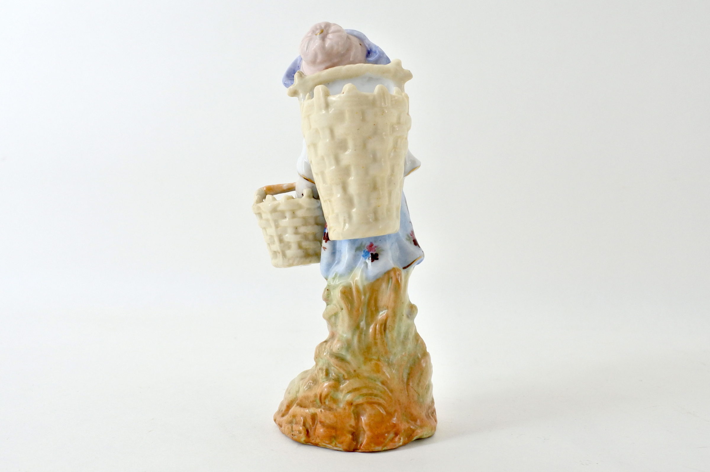 Statuina in ceramica a forma di bambina con gerla - 3