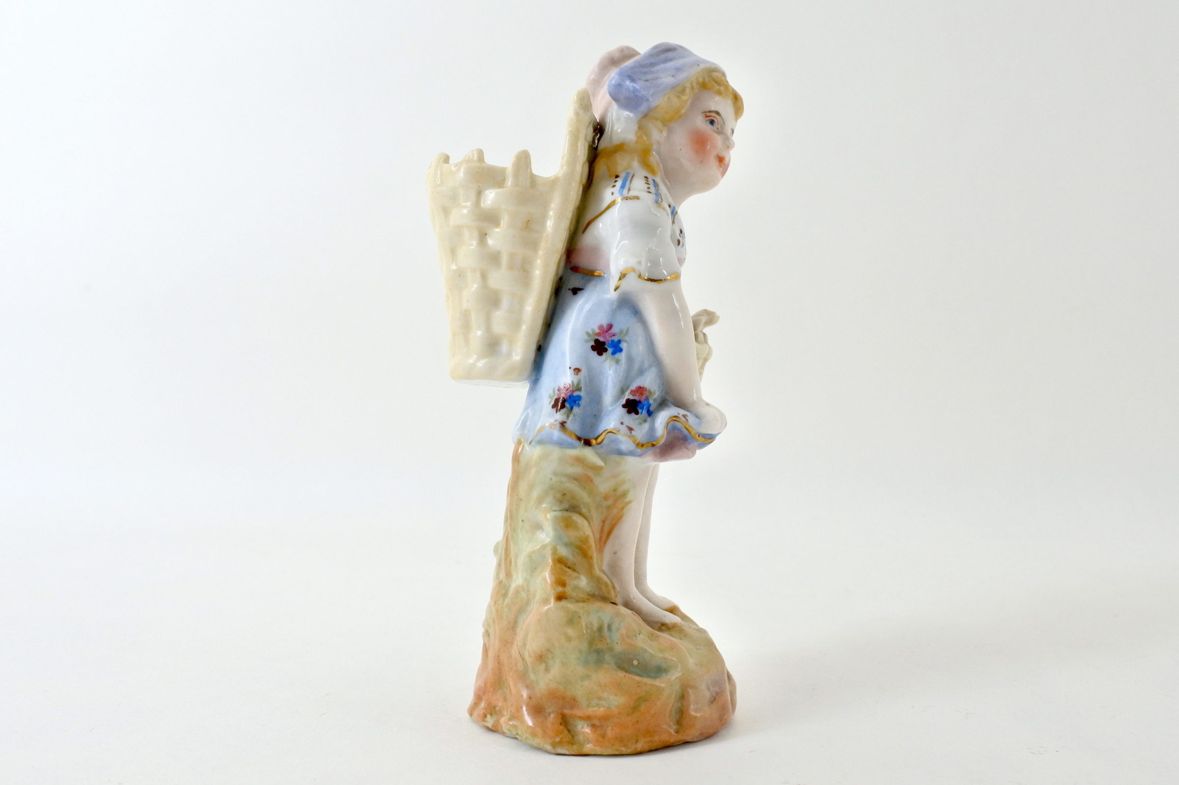 Statuina in ceramica a forma di bambina con gerla - 4