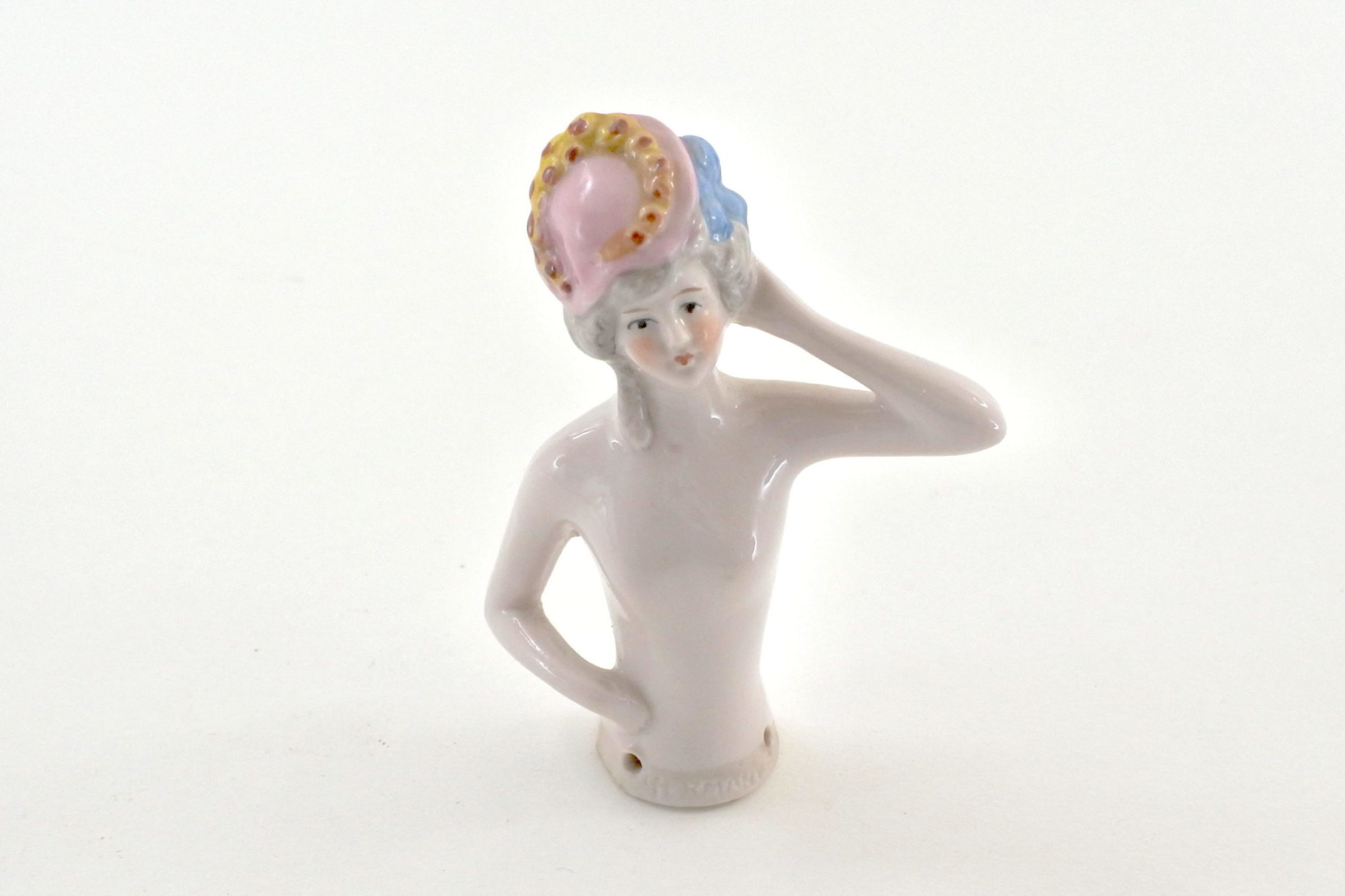 Statuina in ceramica - demi poupée con cappellino rosa