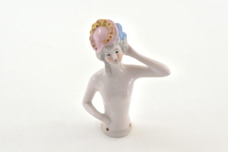 Statuina in ceramica - demi poupée con cappellino rosa