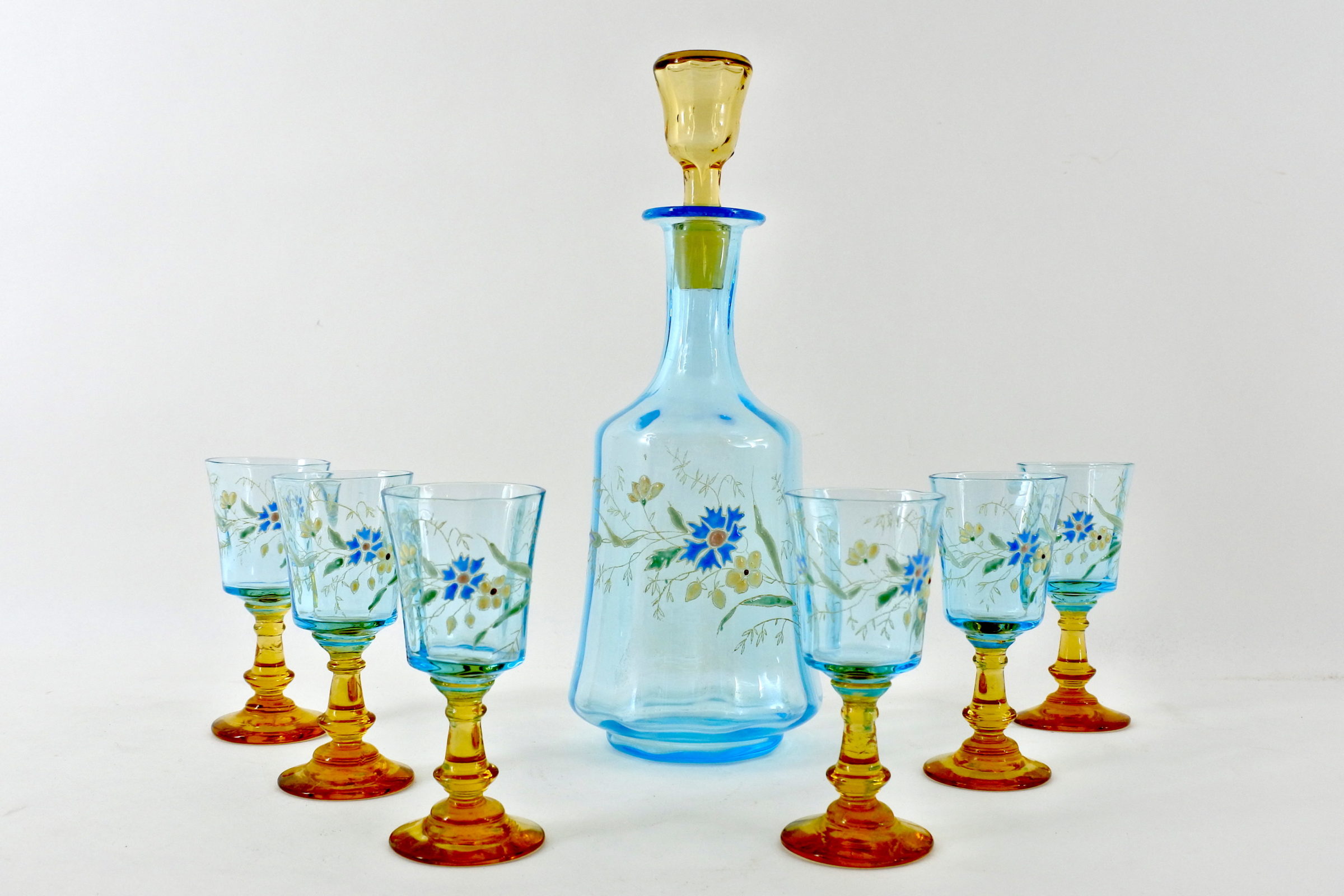 Bottiglia da rosolio con 6 bicchierini in vetro soffiato azzurro e smalti - Legras
