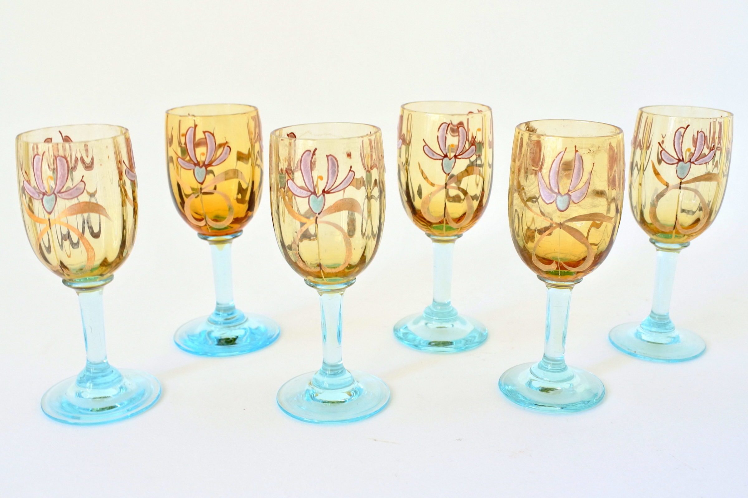 Gruppo di 6 bicchierini in vetro giallo soffiato con piede in vetro azzurro