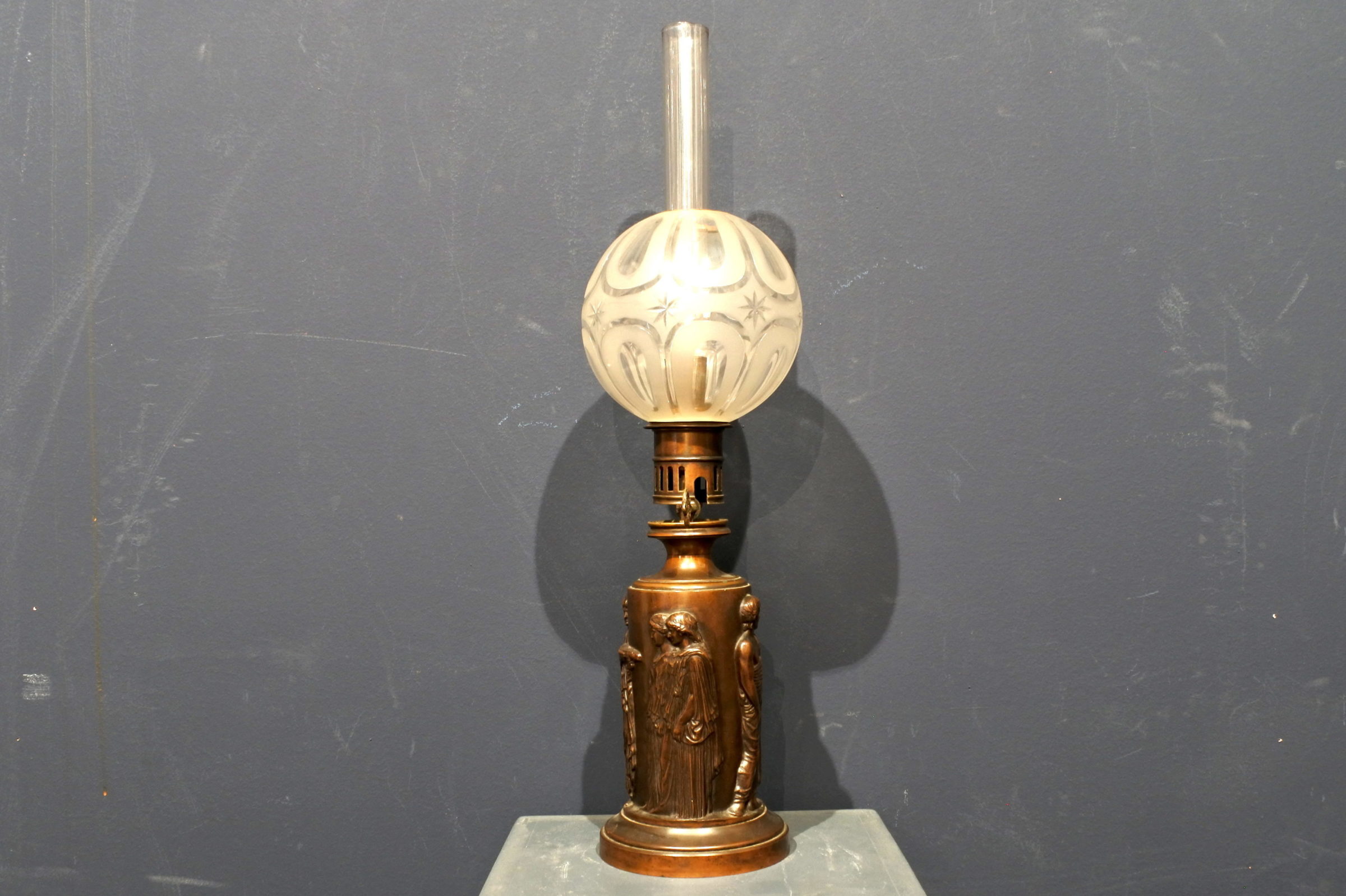 Lume a petrolio in bronzo con boccia in vetro soffiato ed inciso - 3
