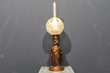 Lume a petrolio in bronzo con boccia in vetro soffiato ed inciso