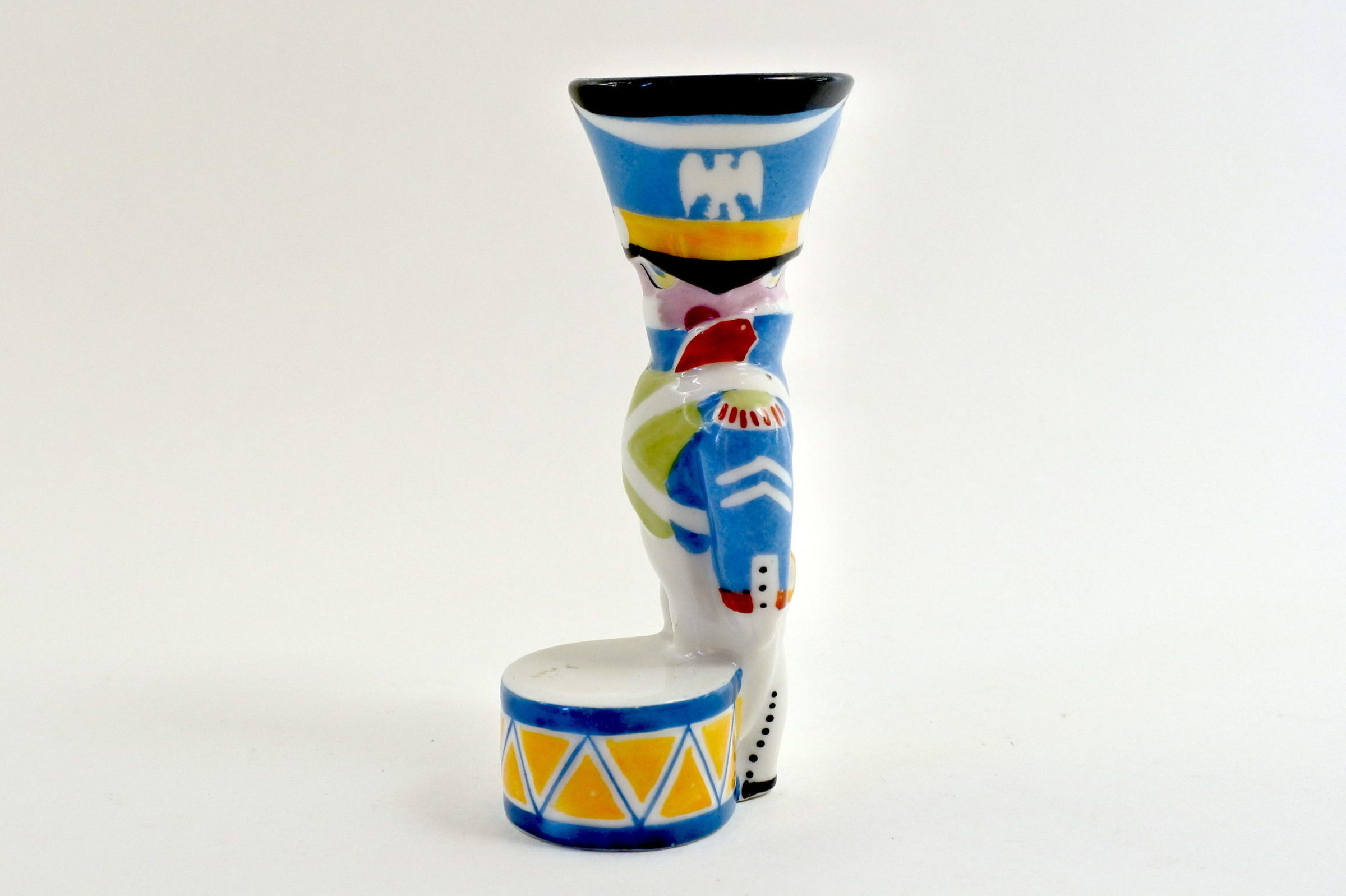 Portasale in ceramica a forma di tamburino in divisa - 2