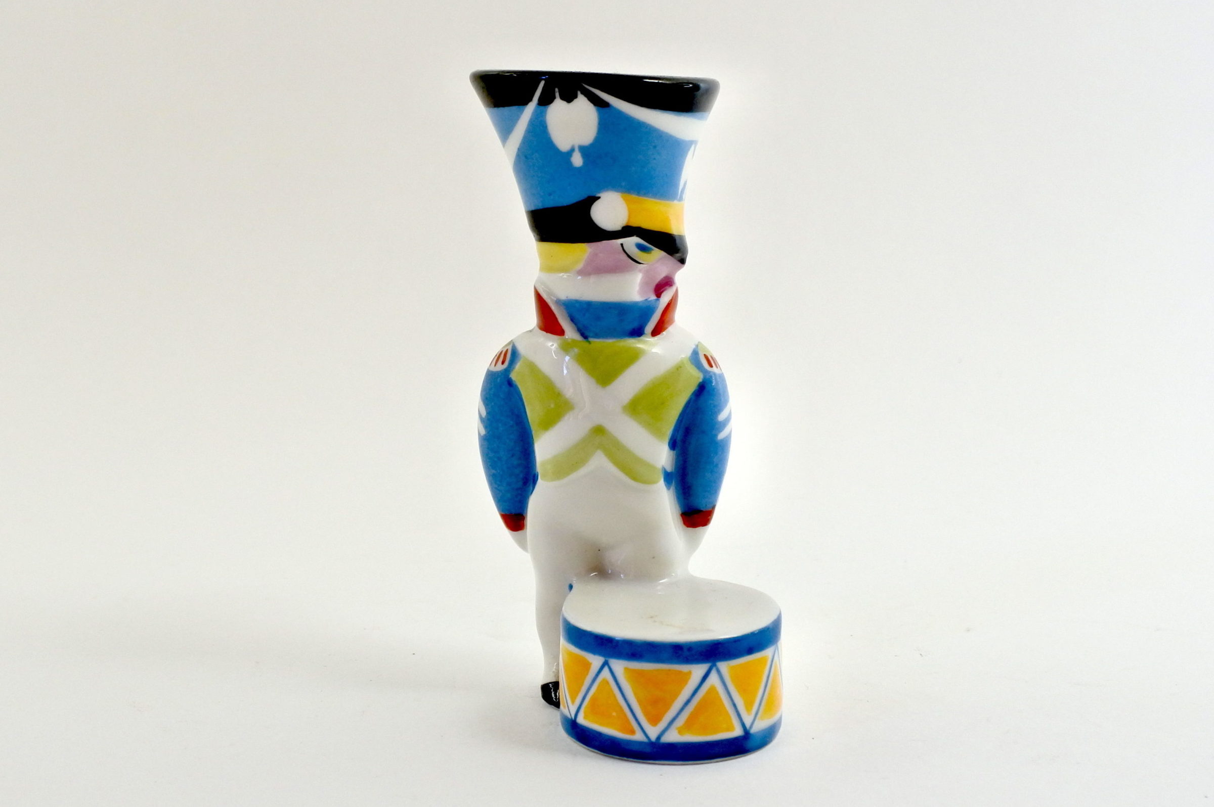 Portasale in ceramica a forma di tamburino in divisa