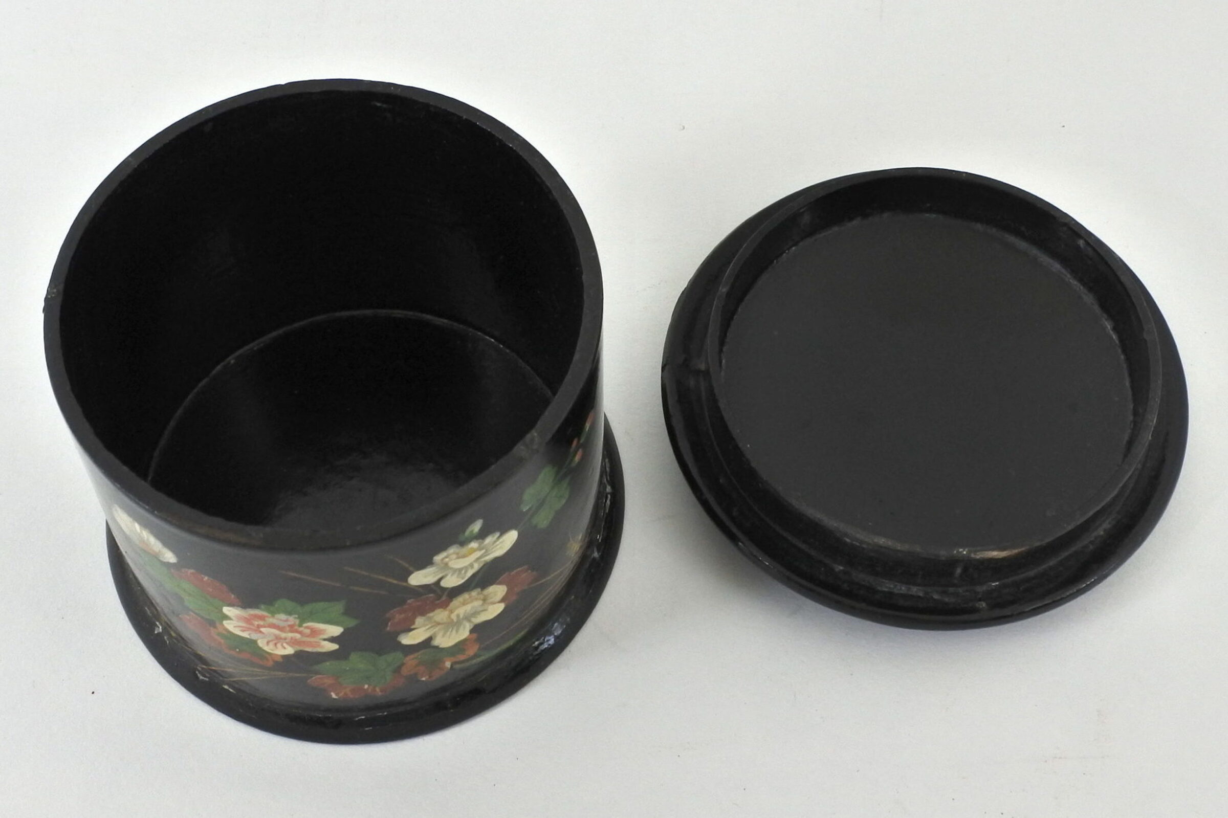 Scatola in papier mache laccata nera con decorazione floreale - 2