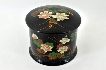 Scatola in papier mache laccata nera con decorazione floreale