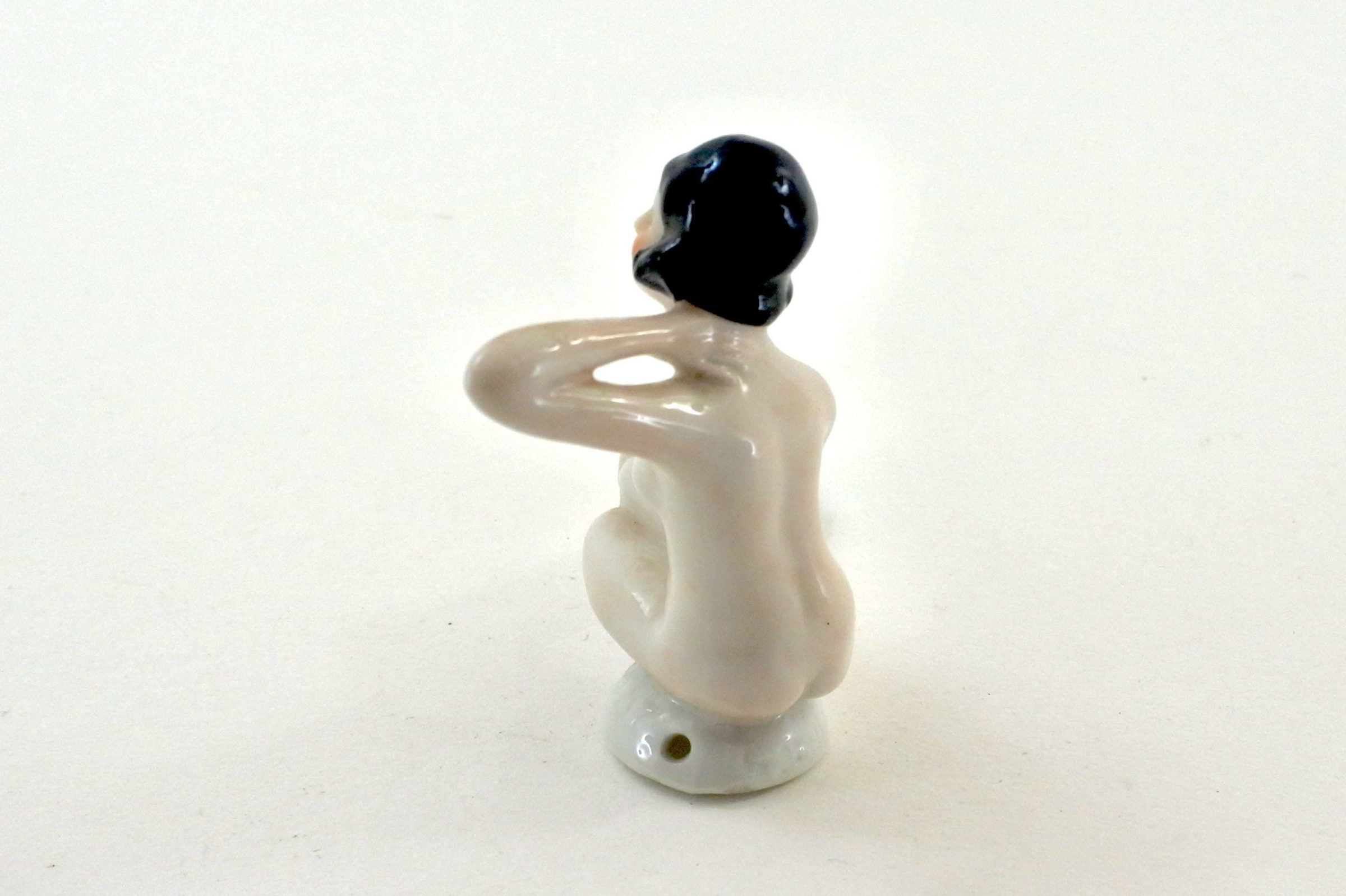 Statuina in ceramica bianca con nudo di donna sdraiata - 2