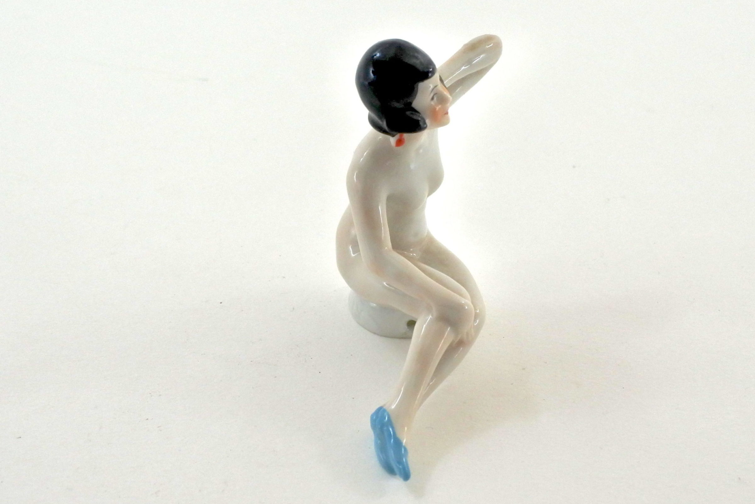 Statuina in ceramica bianca con nudo di donna sdraiata - 3