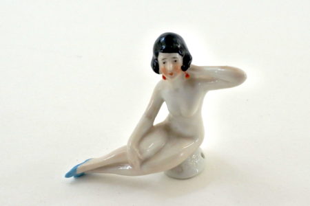 Statuina in ceramica bianca con nudo di donna sdraiata