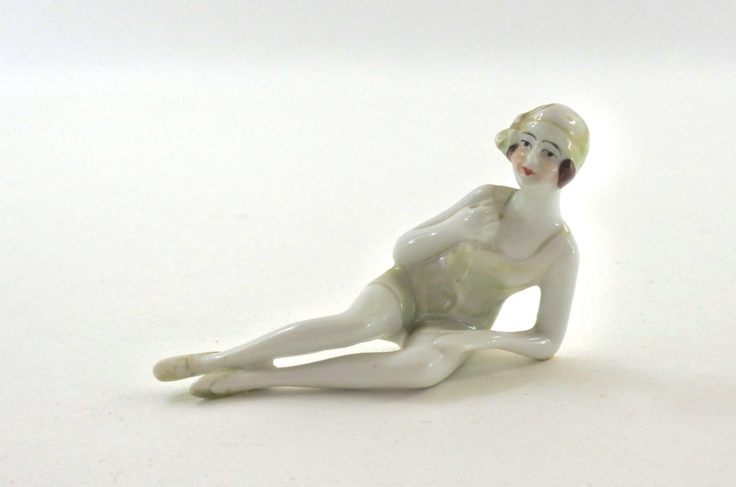 Statuina in ceramica con donna in costume - baigneuse