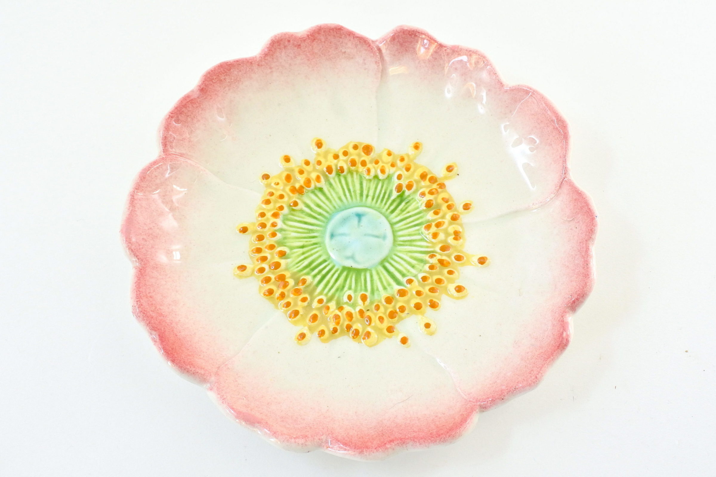 Piatto Jérôme Massier Fils in ceramica barbotine con anemone