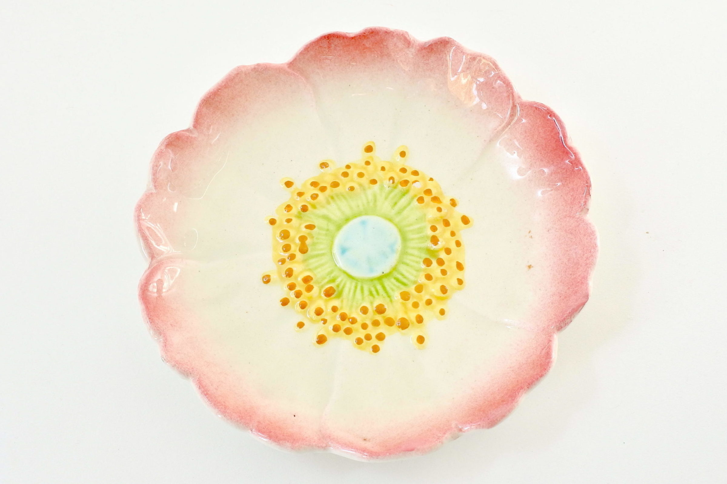 Piatto Massier in ceramica barbotine con anemone