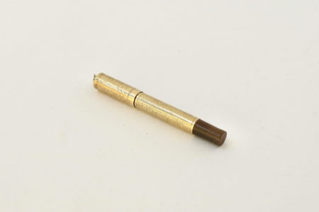Piccola penna stilografica a scomparsa placcata in oro