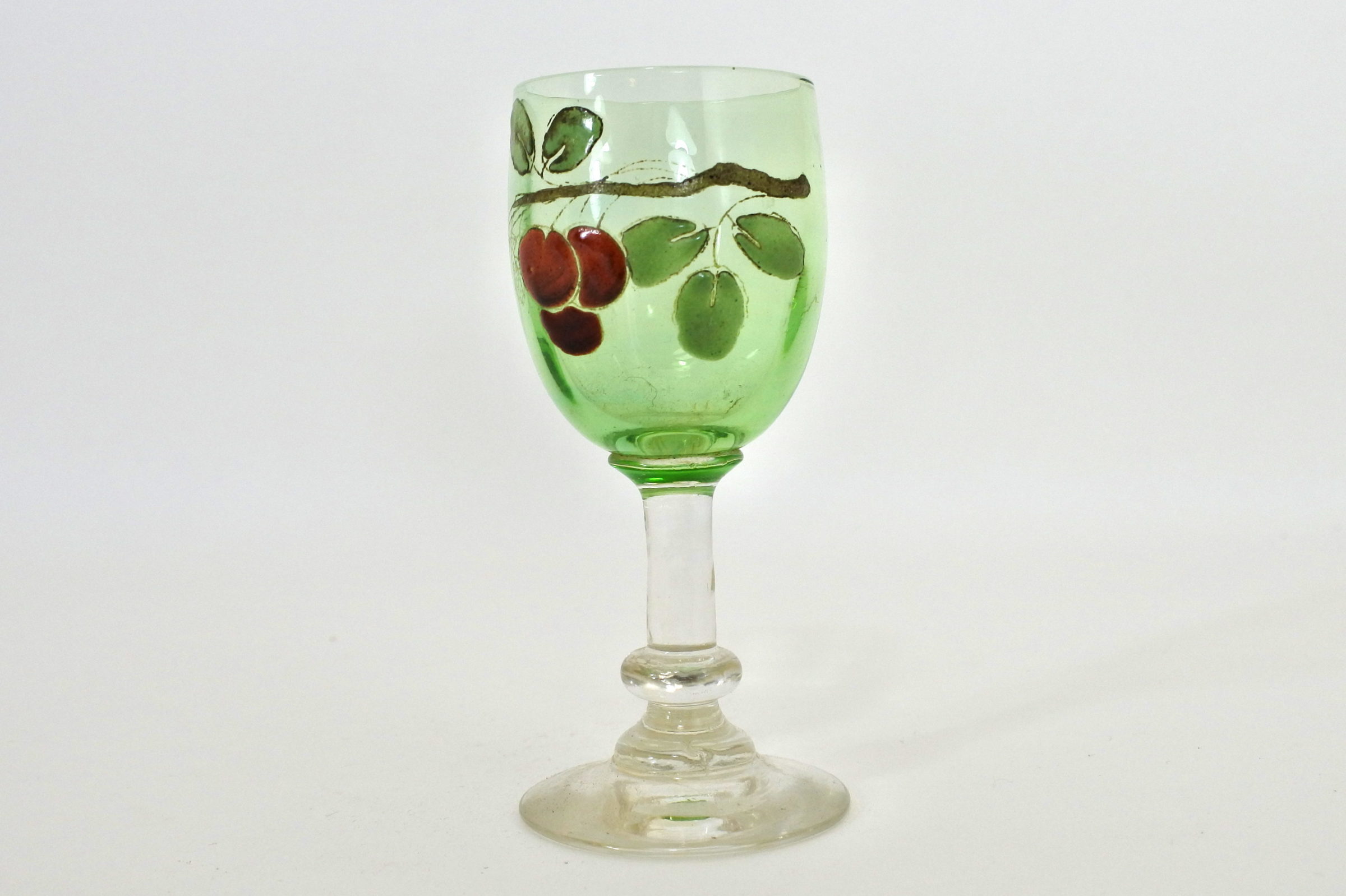 Bicchierino a calice in vetro soffiato verde e bianco con decoro di ciliegie