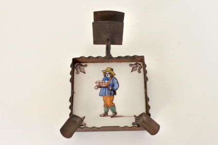 Posacenere con portafiammiferi in ferro e piastrella in ceramica