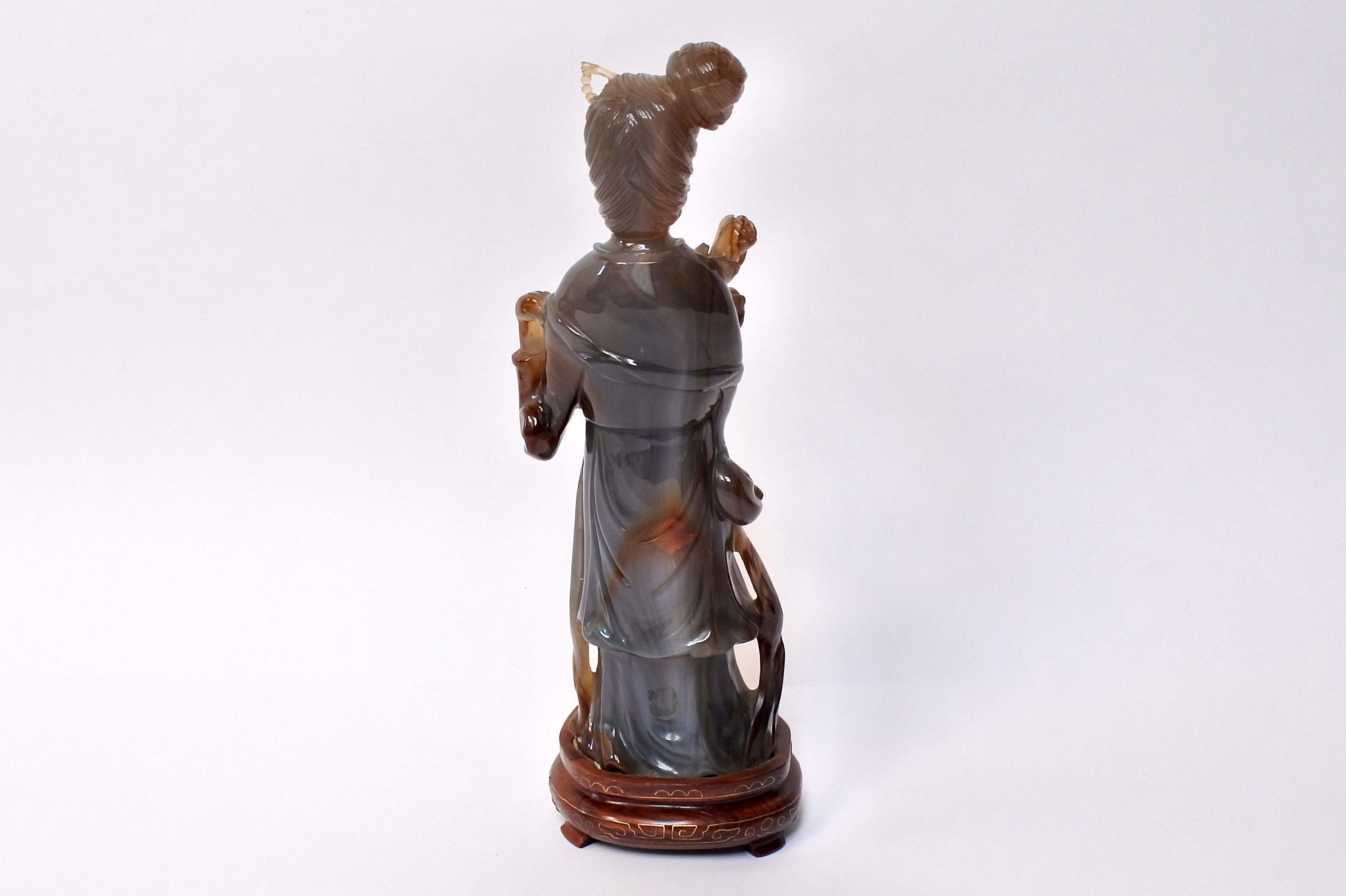 Statuina in pietra dura rappresentante una geisha - 3
